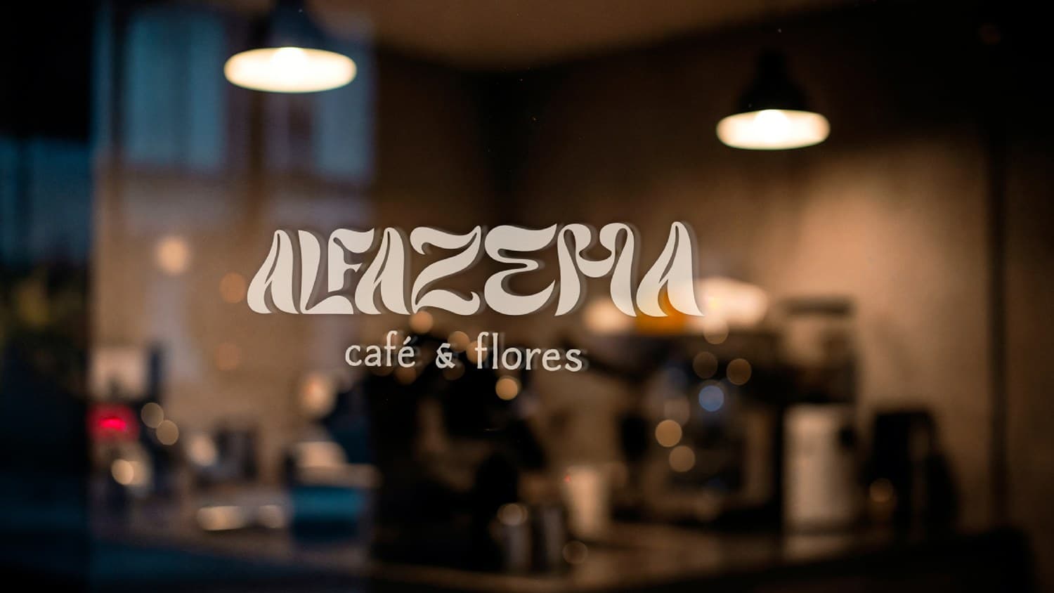 Fachada da Alfazema — logo no vidro